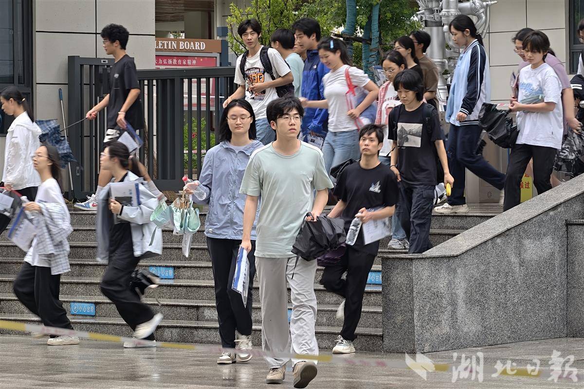 高考首日平穩(wěn)收尾 考生有序離場顯從容