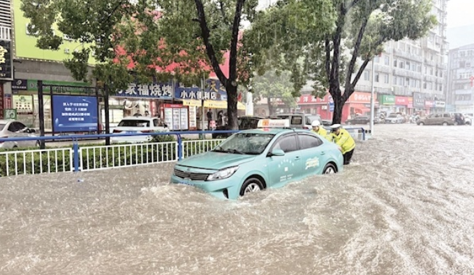暴雨傾城,黃石上演暖心救援