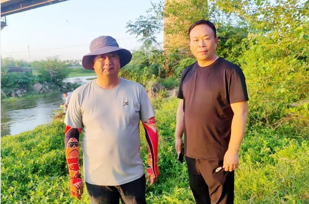 10歲娃落水被沖到下游，兩名“釣魚佬”出手了！