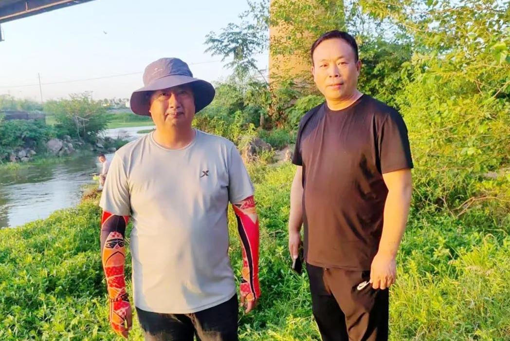 10歲娃落水被沖到下游，兩名“釣魚佬”出手了！