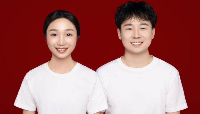 高考前夕,00后高三班主任攜新婚丈夫給學(xué)生發(fā)喜糖