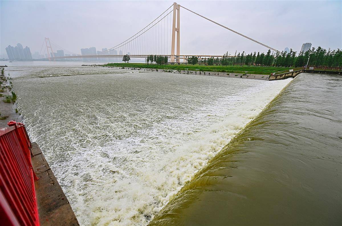 應(yīng)對(duì)強(qiáng)降雨   南湖水緊急排入長(zhǎng)江