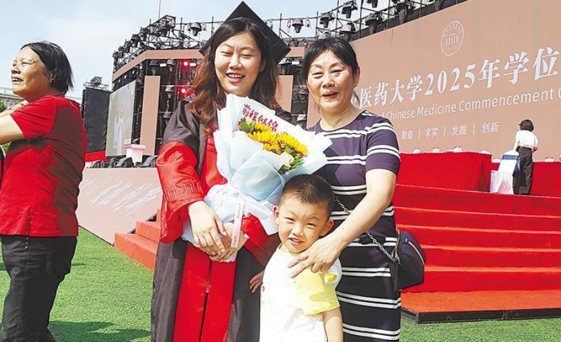 武漢高校畢業(yè)典禮頻演合家歡