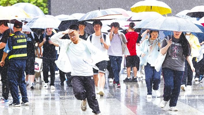高考首日 雨中绽放青春笑脸
