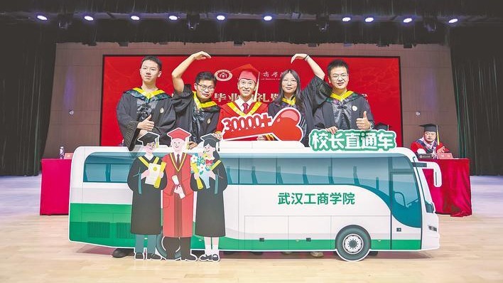 4年來，同學(xué)們的3萬多條短信，校長一一回復(fù)