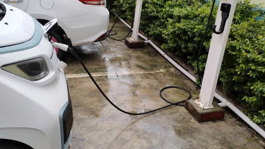 真相來(lái)了丨下雨天開(kāi)新能源電車(chē)會(huì)觸電？謠言！