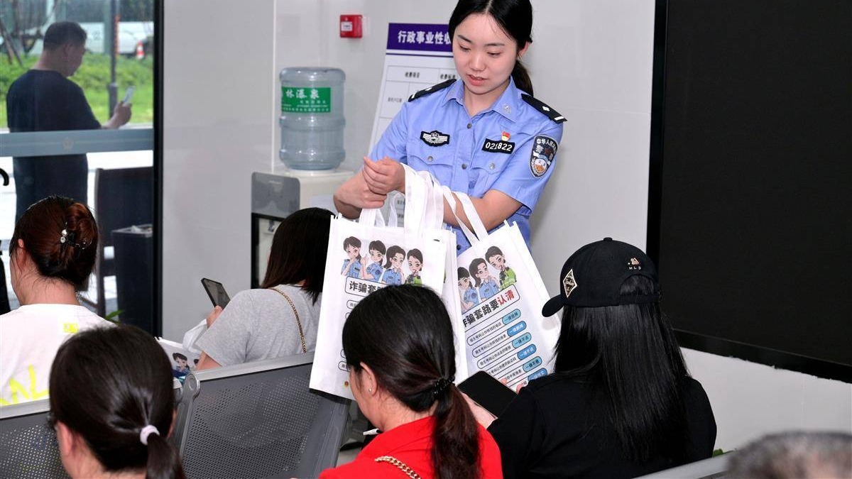 湖北公安出动警力1.6万余人护航中考