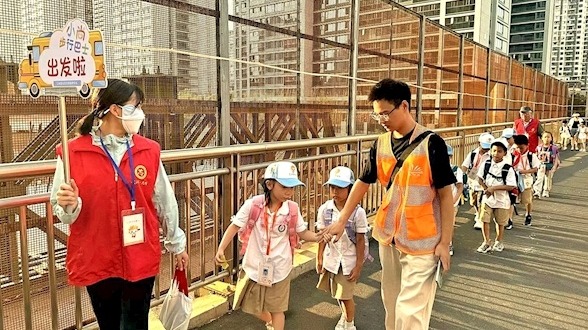 社區(qū)志愿者幫著接娃放學(xué)“小尚步行巴士”家長(zhǎng)點(diǎn)贊