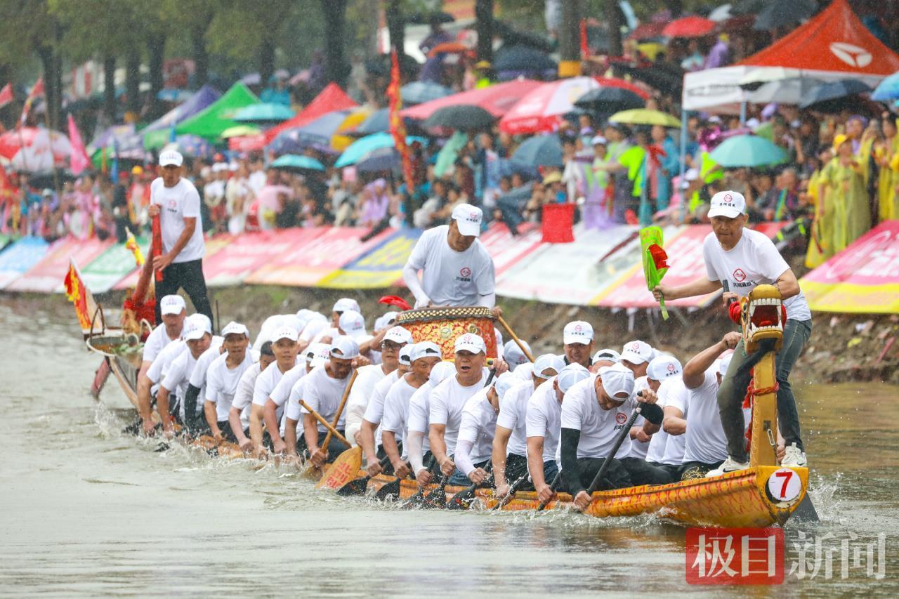 监利：跃进河畔龙舟竞渡