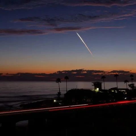 马斯克“星链”卫星，突然大批坠落