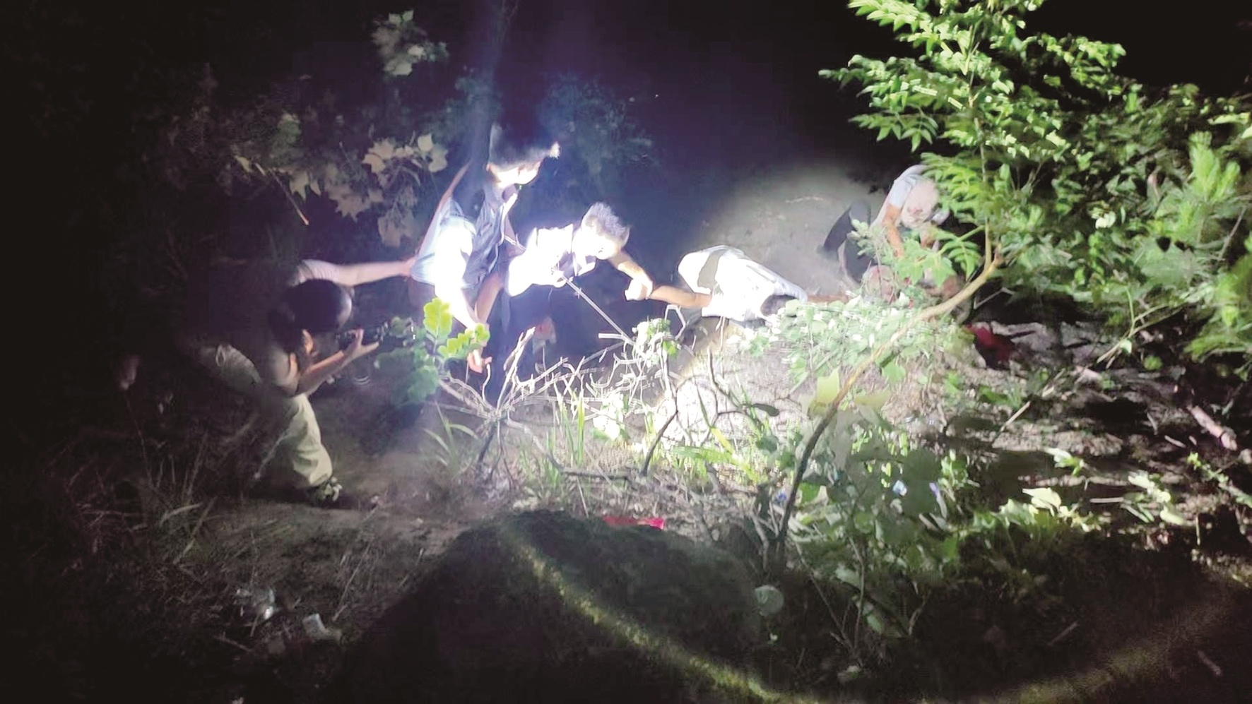 女游客夜墜大頂山 警民手拉手筑“人鏈”成功救援