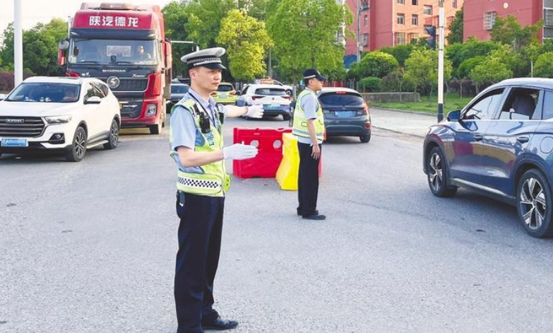 交警蒋仲超挺身拦截醉驾轿车受重伤