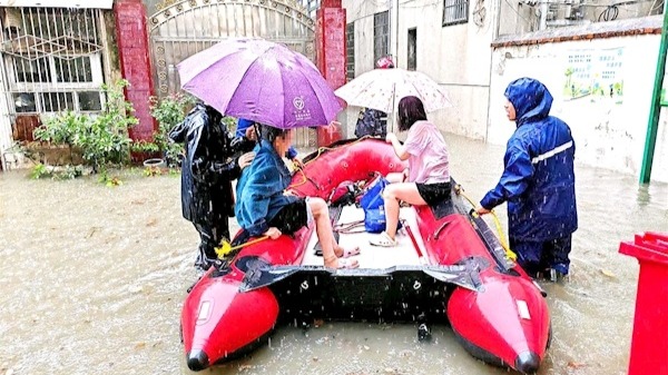 暴雨来袭老人家中积水 消防员出动橡皮艇救人