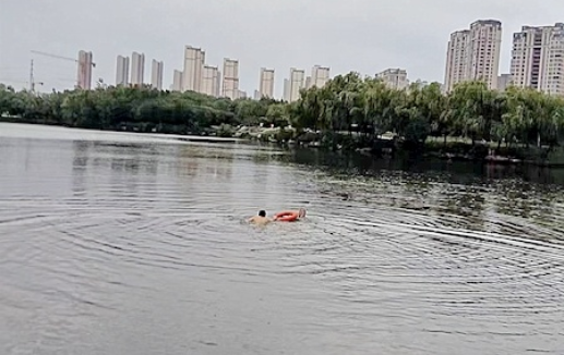 暴雨倾盆，63岁保安湖中救人