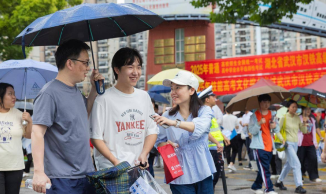 雨中高考：無聲的陪伴與期許