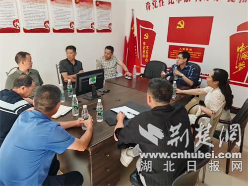 荆门龙泉山庄物业小区“赤色业委会”敢当家、善当家  化解小区停车难