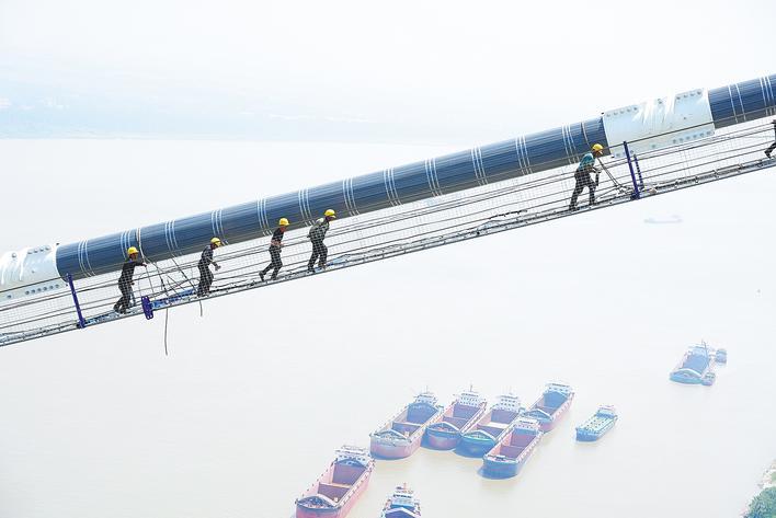 200米高空，双柳长江大桥扎上“钢铁辫”