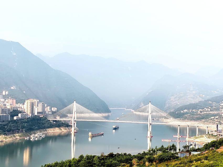 巴東：“黃金水道”貨運忙