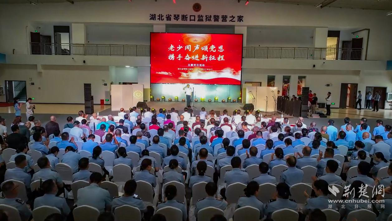 赞美聚会的孩子和旧的友善，并共同努力，继续