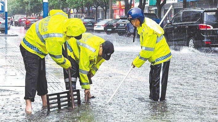 “遭遇大雨，到处都是热心护考人”