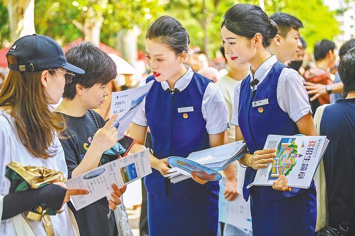 高招咨询会上 百余高校答疑
