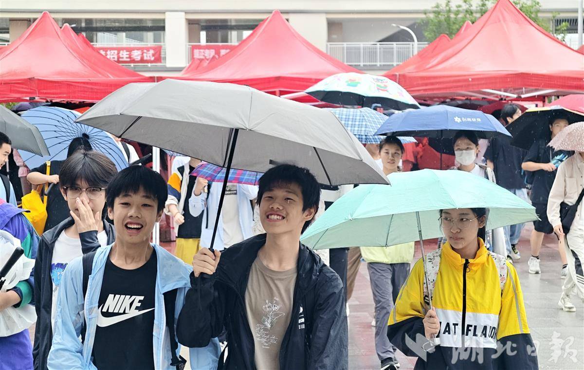 雨中告別中考 學(xué)子笑迎新征程