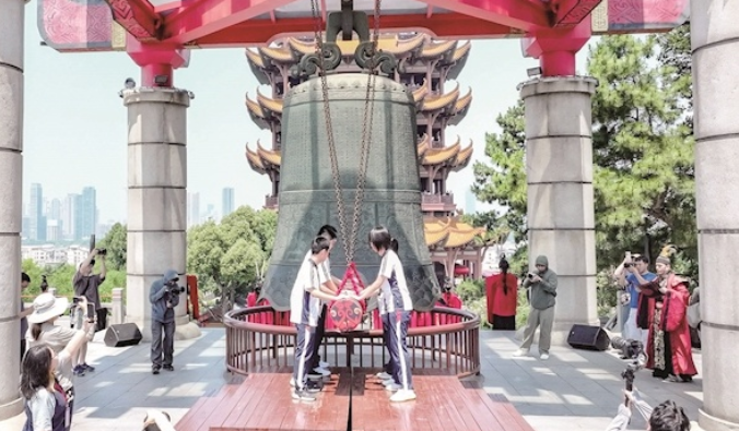 一举高“钟” 黄鹤楼前鸣钟加油