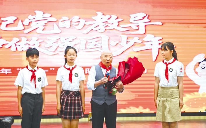 百岁“孩子剧团”老团员与少先队员同过“六一”
