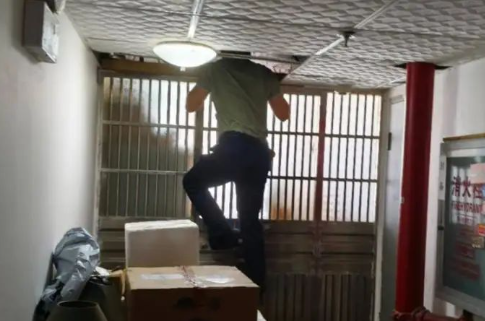 瞄了一眼快递，他救下一条命