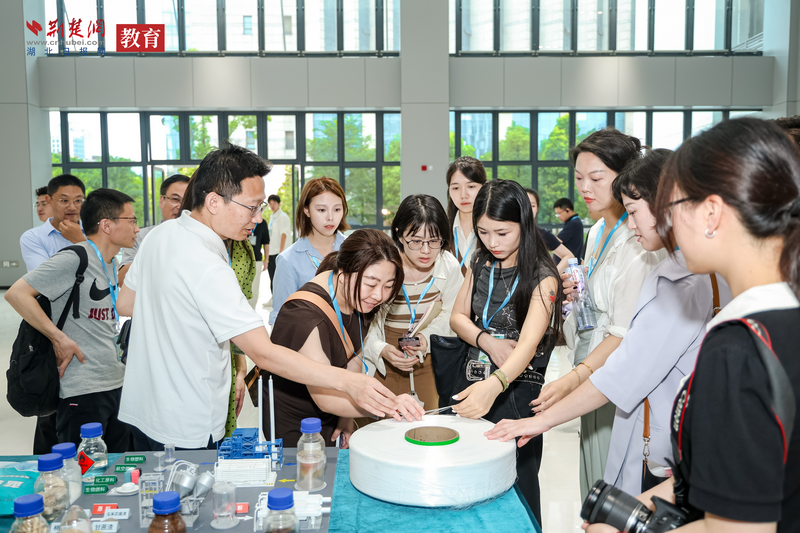 江畔燃星火 湖北大学照亮奋进之路