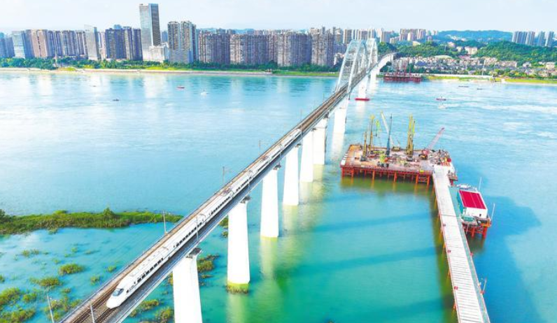 与宜万铁路大桥并行 沪蓉高铁大桥加快施工