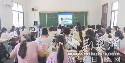 苏州大学使用技术学院“一苇益航”自愿服务团大柴湖支教 陪同关爱留守孩子