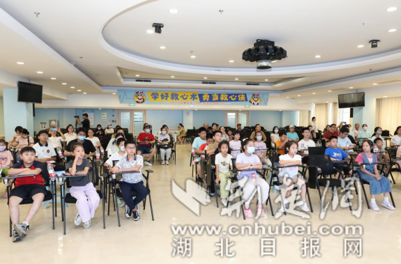 团队学习技能并努力成为“拯救心脏的英雄”。