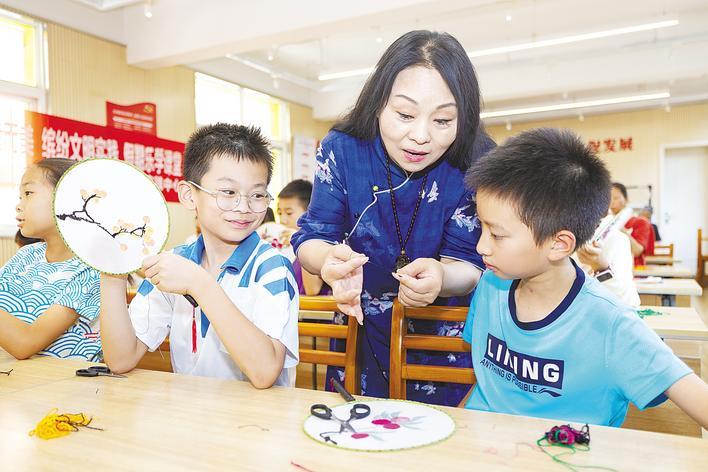 青少年学习非遗汉绣