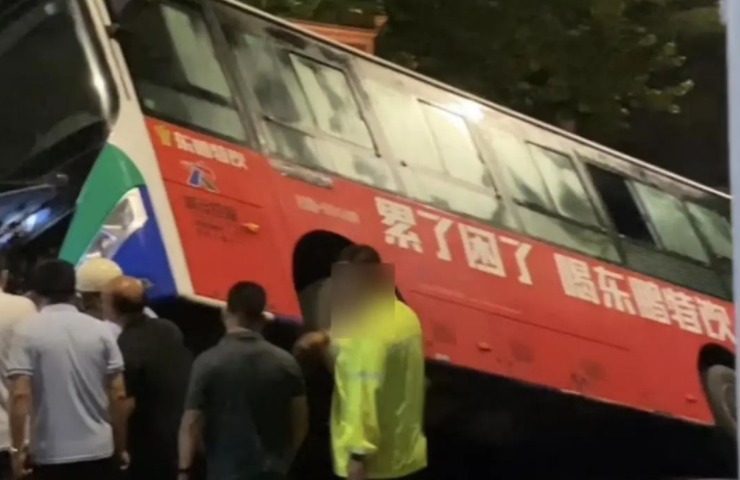 青岛一路面出现塌陷有公交车陷入，官方：未造成人员受伤
