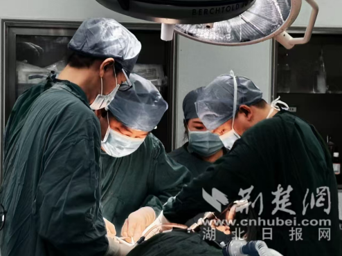 一个男人从工作中的2 m高平台跳跃到“捷径”，