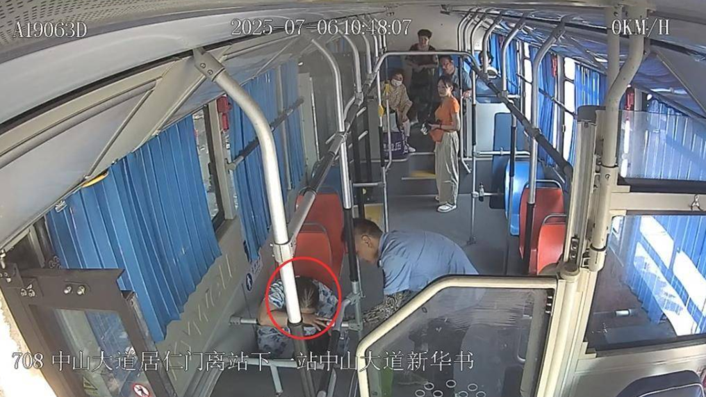 司机递糖救助低血糖乘客，家属致电市长热线感谢