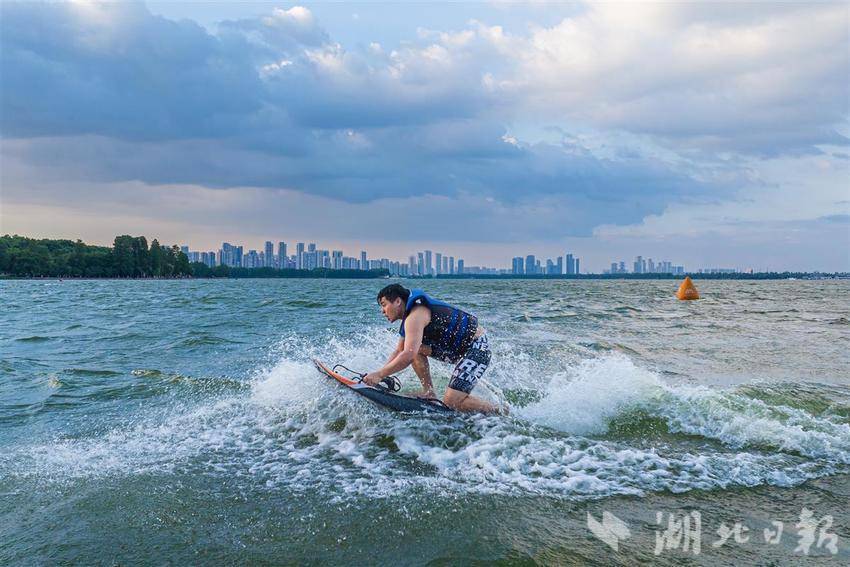 武漢夏日剪影 水上運動飛躍浪漫江湖