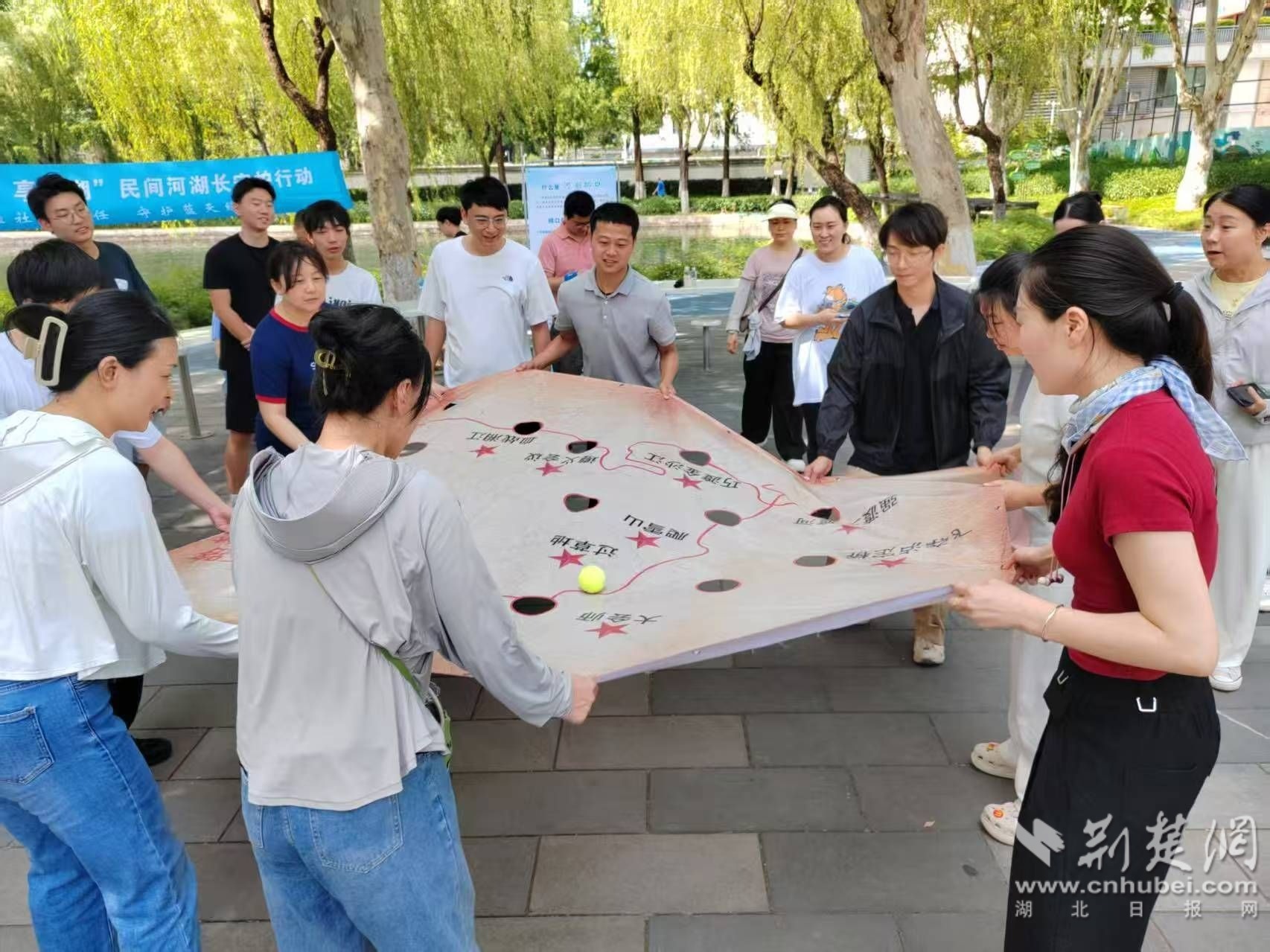 红色基因与蓝色波浪混合