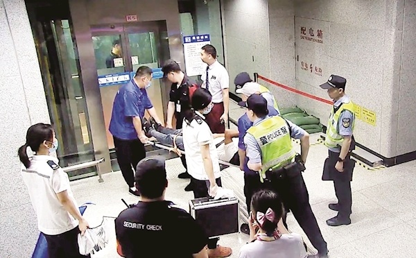 有人在地鐵上突發暈厥 乘客接力救人后默默離開