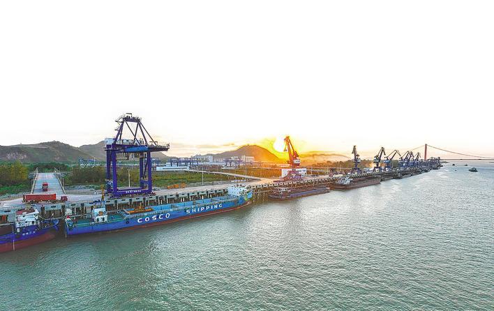 黃石新港沖破重圍 成為億噸大港