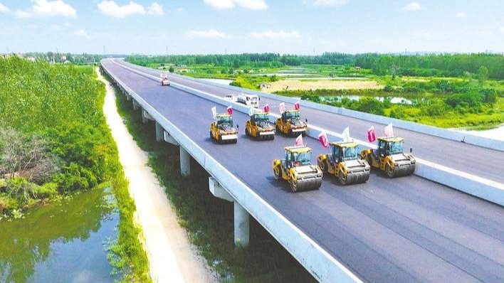 双柳长江大桥路面无人化摊铺施工