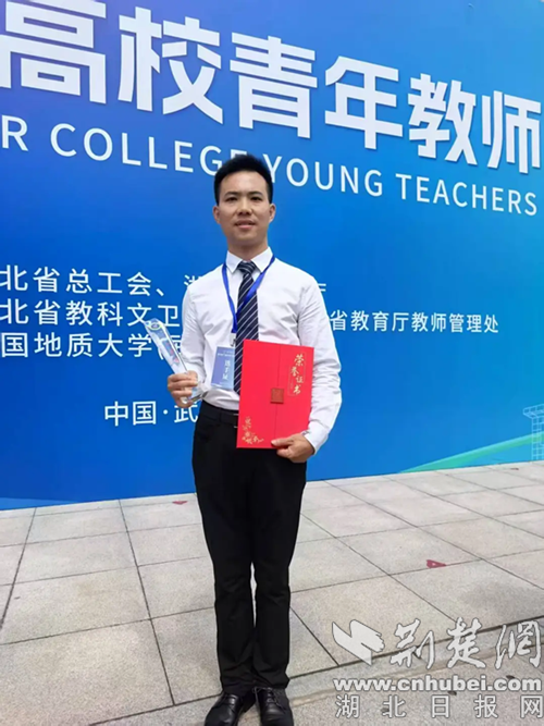 武中心医院的Obstetra和妇科医生Lu Huabing赢得了州