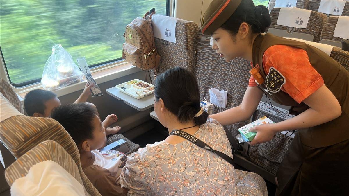 武铁乘务组连续救助晕车、中暑旅客