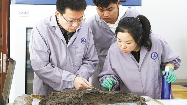 沉睡兩千年的炭化簡重現(xiàn)墨跡