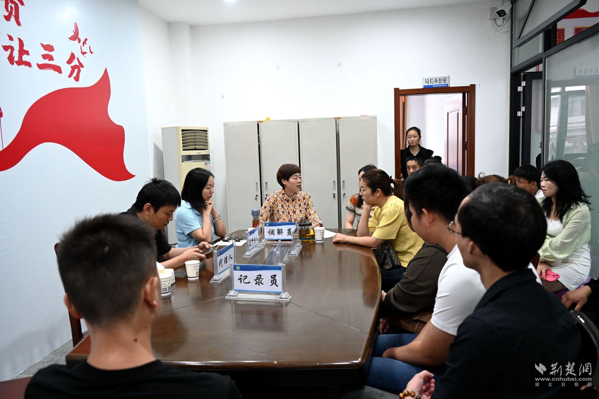 贾安希（Jianshi）的“人文与社会保障 +工会”受