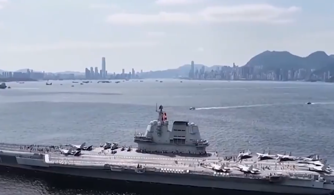 80多岁奶奶看祖国航母眼中含泪