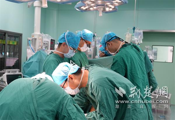 48岁厨师长时间“重口味”饮食  心脏三根血管全堵 专家联手架起“生命之桥”
