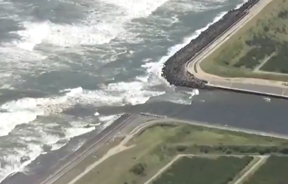 日本海浪逆流向河道现场