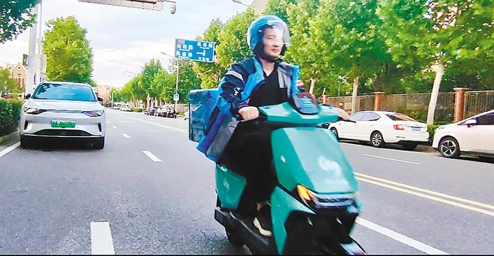 送单快定位准会思考 全国首辆AI外卖配送车在汉首发
